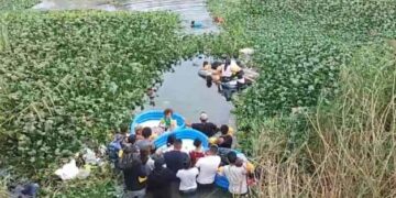 Migrantes cruzan en lanchas inflables el Río Bravo