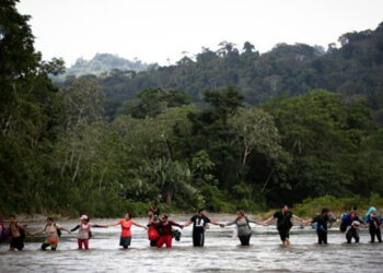 Caravana de miles de migrantes se dirige a Estados Unidos en vísperas de Navidad