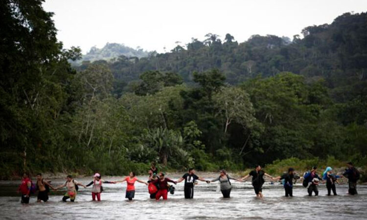 Caravana de miles de migrantes se dirige a Estados Unidos en vísperas de Navidad