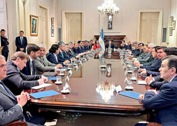 Milei se reúne con gobernadores para discutir medidas de austeridad en Argentina