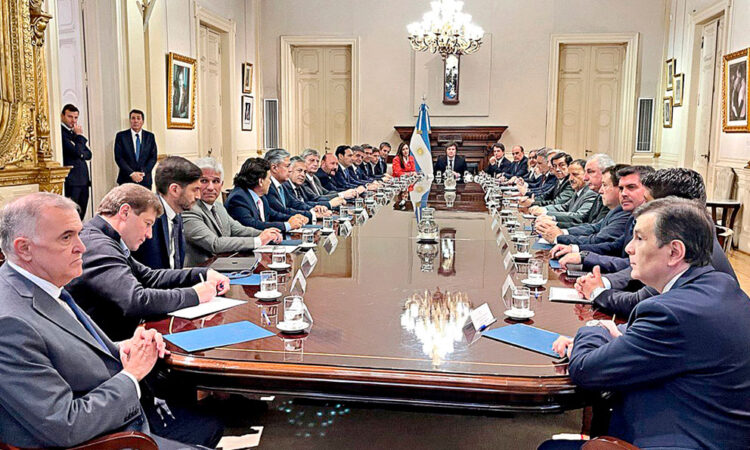 Milei se reúne con gobernadores para discutir medidas de austeridad en Argentina