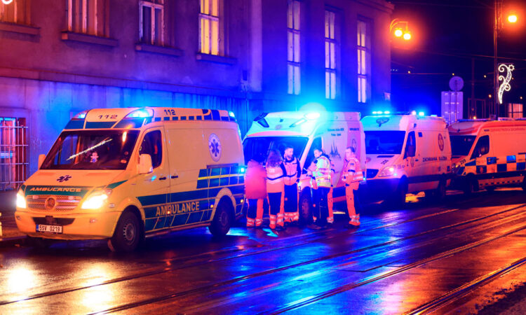 Praga no ve indicios de terrorismo en el tiroteo que dejó 15 muertos
