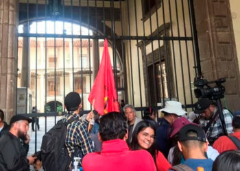 Integrantes del CNTE exigen aumento salarial y basificación en protesta ante la SEP