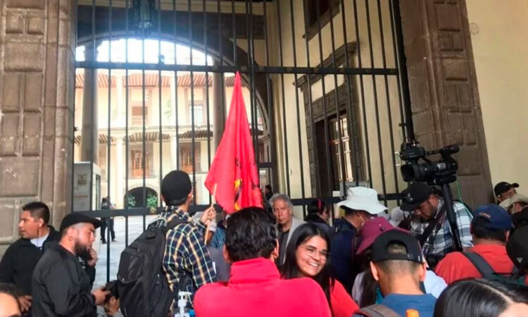 Integrantes del CNTE exigen aumento salarial y basificación en protesta ante la SEP