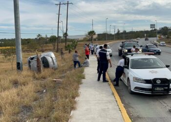 Vuelca por exceso de velocidad frente al Parque Planetario en Cd. Victoria