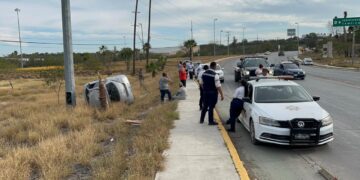 Vuelca por exceso de velocidad frente al Parque Planetario en Cd. Victoria