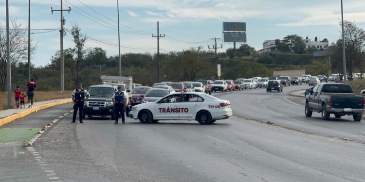 Vuelca por exceso de velocidad frente al Parque Planetario en Cd. Victoria