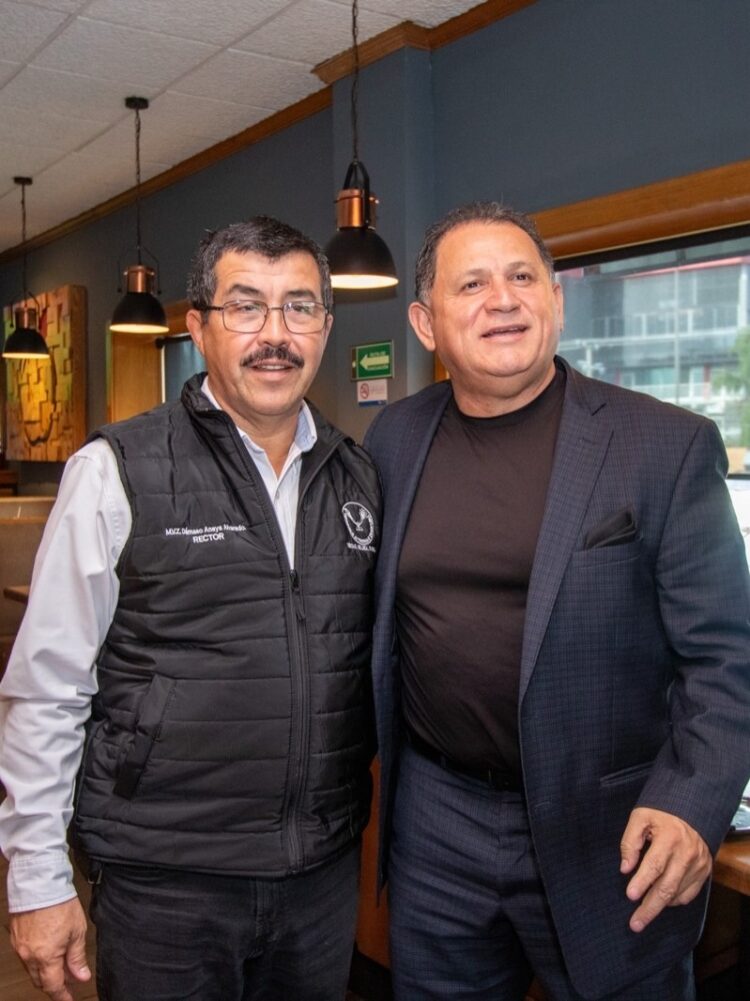 Se reúnen Rector de la UAT y el ex jugador del fútbol “Abuelo” Cruz