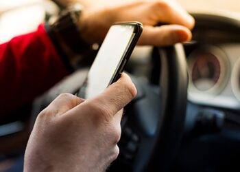 Partido Verde Ecologista propone medidas contra uso celular al conducir