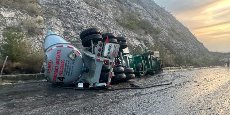 Cierran la carretera “Rumbo Nuevo” por derrame de ácido