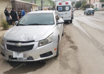 Motociclista herido al ser impactado por un auto en Col. América de Juárez