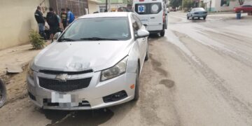 Motociclista herido al ser impactado por un auto en Col. América de Juárez