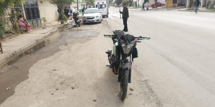 Motociclista herido al ser impactado por un auto en Col. América de Juárez