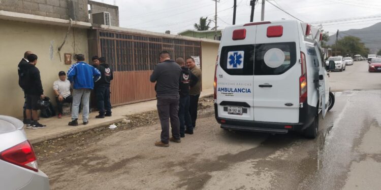 Motociclista herido al ser impactado por un auto en Col. América de Juárez
