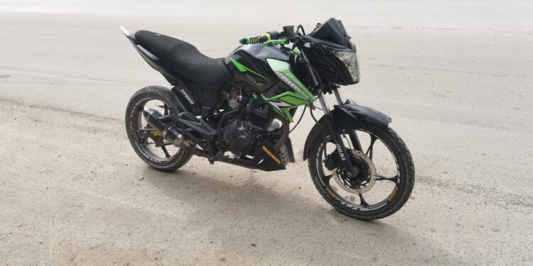 Motociclista herido al ser impactado por un auto en Col. América de Juárez