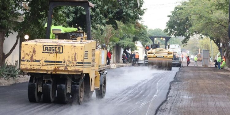 Supervisa alcalde de Victoria pavimentación en las Colonias Nacozari y 7 de Noviembre