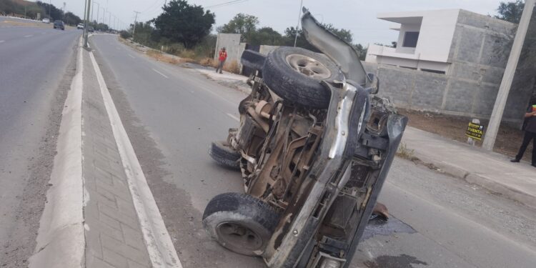 Espectacular volcadura de camioneta en ruta Victoria-Monterrey
