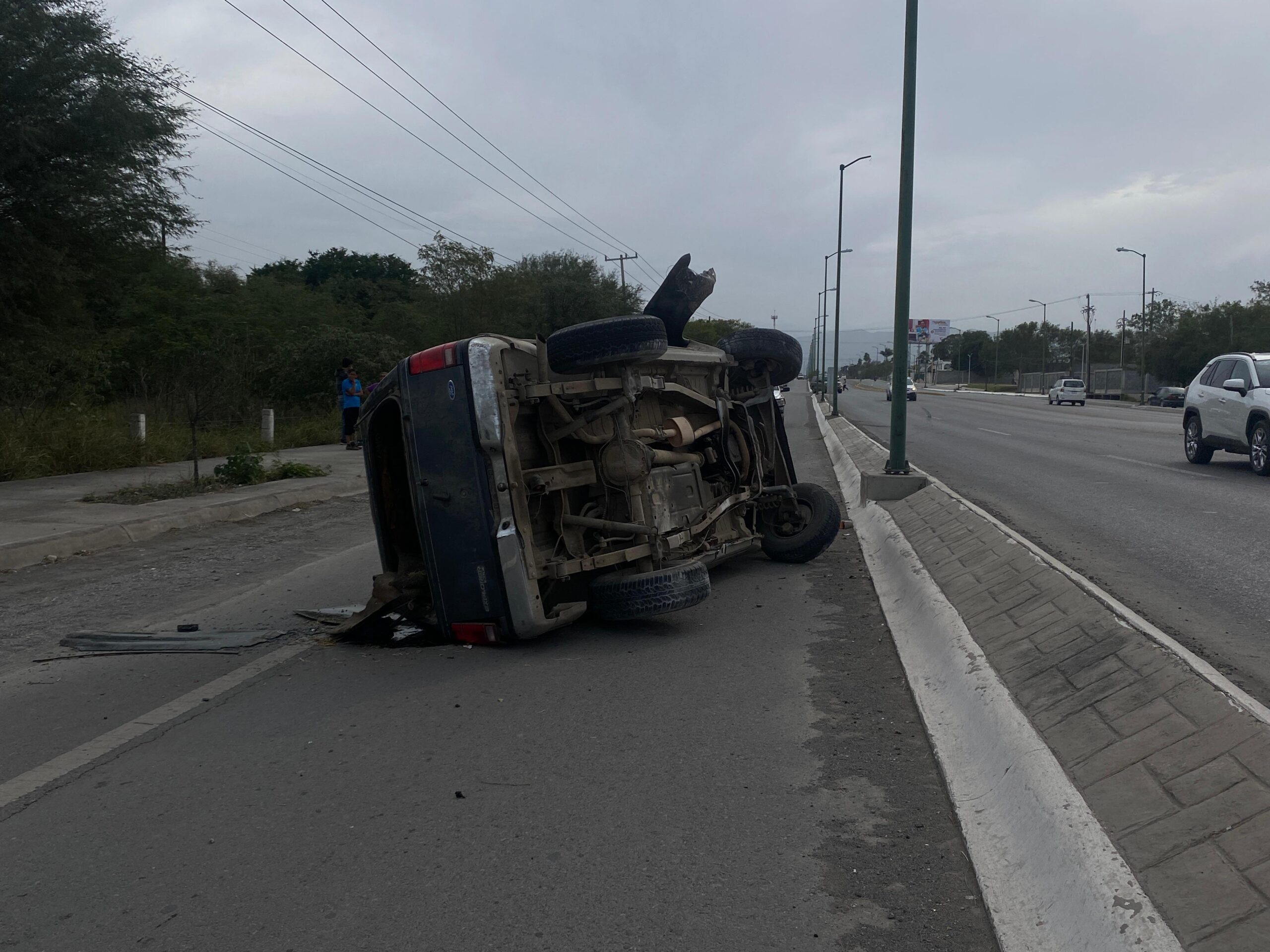 Espectacular volcadura de camioneta en ruta Victoria-Monterrey