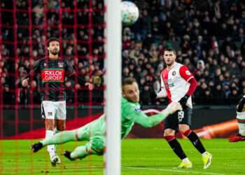 Santi Giménez marca su primer gol en 2024 en Holanda y Feyenoord empata