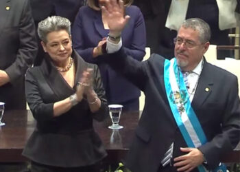 Bernardo Arévalo asume la presidencia de Guatemala en clima de tensión