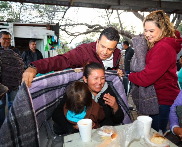 Activa Gobierno de Victoria operativo de entrega de cobertores por frente frío