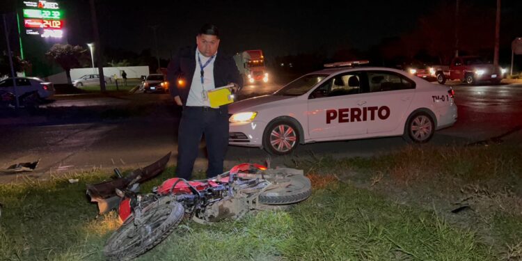 Auto embiste a motociclista en el libramiento Naciones Unidas