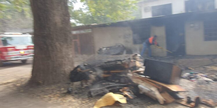 Corto circuito incendia casa en la calle Camino Real a Tula de Cd. Victoria