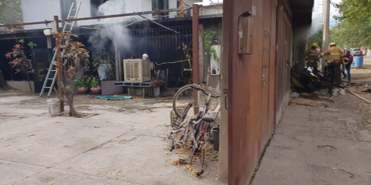 Corto circuito incendia casa en la calle Camino Real a Tula de Cd. Victoria