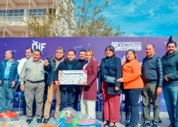 Entrega Lucy de Gattás equipamiento para comedores de 98 escuelas de Victoria