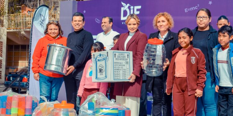 Entrega Lucy de Gattás equipamiento para comedores de 98 escuelas de Victoria