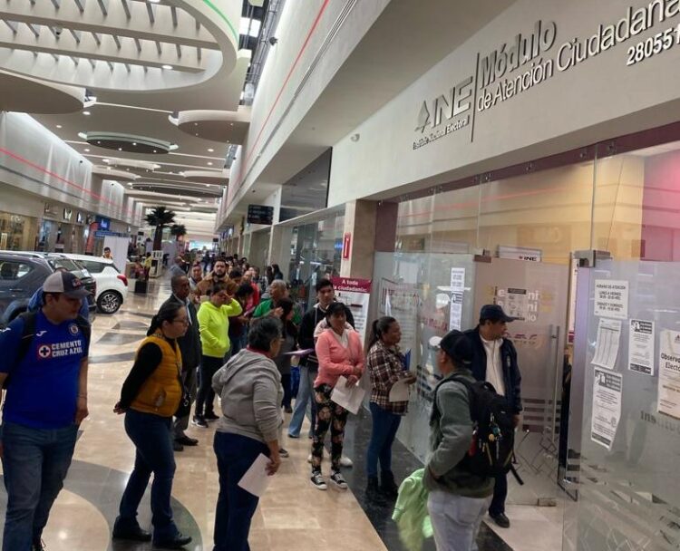 Largas filas para tramitar credencial del INE; vence plazo el 22 de enero