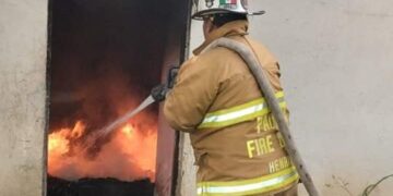 Atienden Bomberos incendios de dos casas el fin de año en Victoria