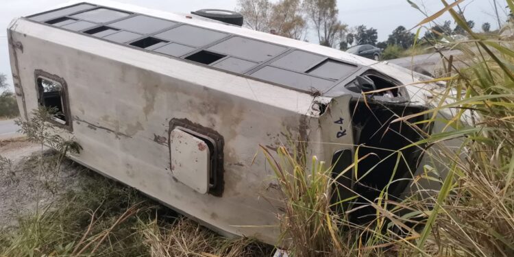 Vuelca microbús de ruta Santa Engracia-Victoria con 20 pasajeros; tres heridos