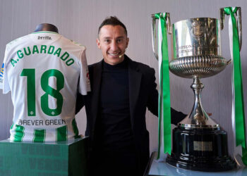 Betis y Barcelona rinden homenaje a Andrés Guardado