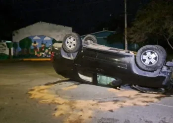 Conductor ebrio vuelca y abandona camioneta; hay seis heridos