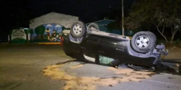 Conductor ebrio vuelca y abandona camioneta; hay seis heridos