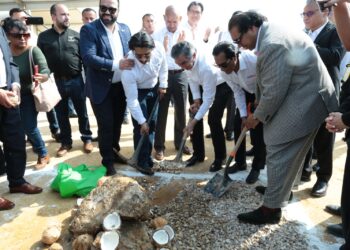 Coloca Américo Villarreal primera piedra de planta industrial de capital hindú en Altamira