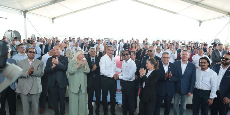 Coloca Américo Villarreal primera piedra de planta industrial de capital hindú en Altamira