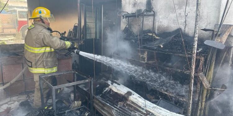 Se incendia fábrica de piñatas