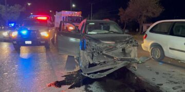 Ebrio provoca choque y destruye dos vehículos en Av. De la Unidad