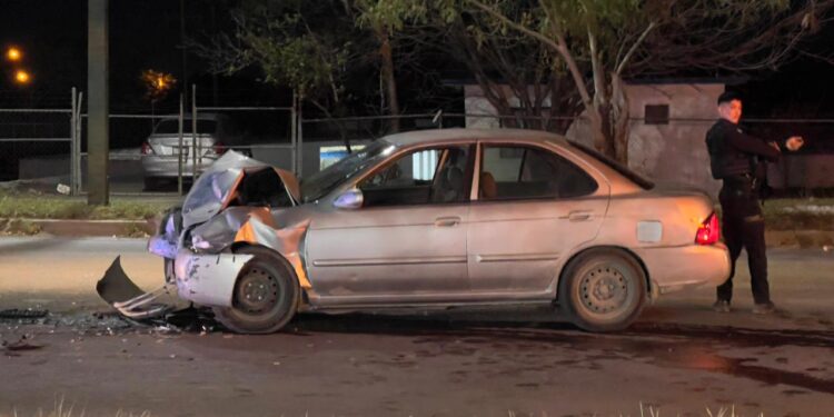 Ebrio provoca choque y destruye dos vehículos en Av. De la Unidad