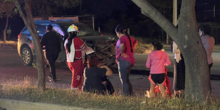 Ebrio provoca choque y destruye dos vehículos en Av. De la Unidad