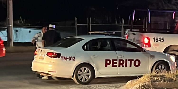 Ebrio provoca choque y destruye dos vehículos en Av. De la Unidad