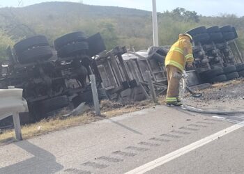 Cierran carretera por derrame de combustible en Llera