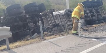 Cierran carretera por derrame de combustible en Llera