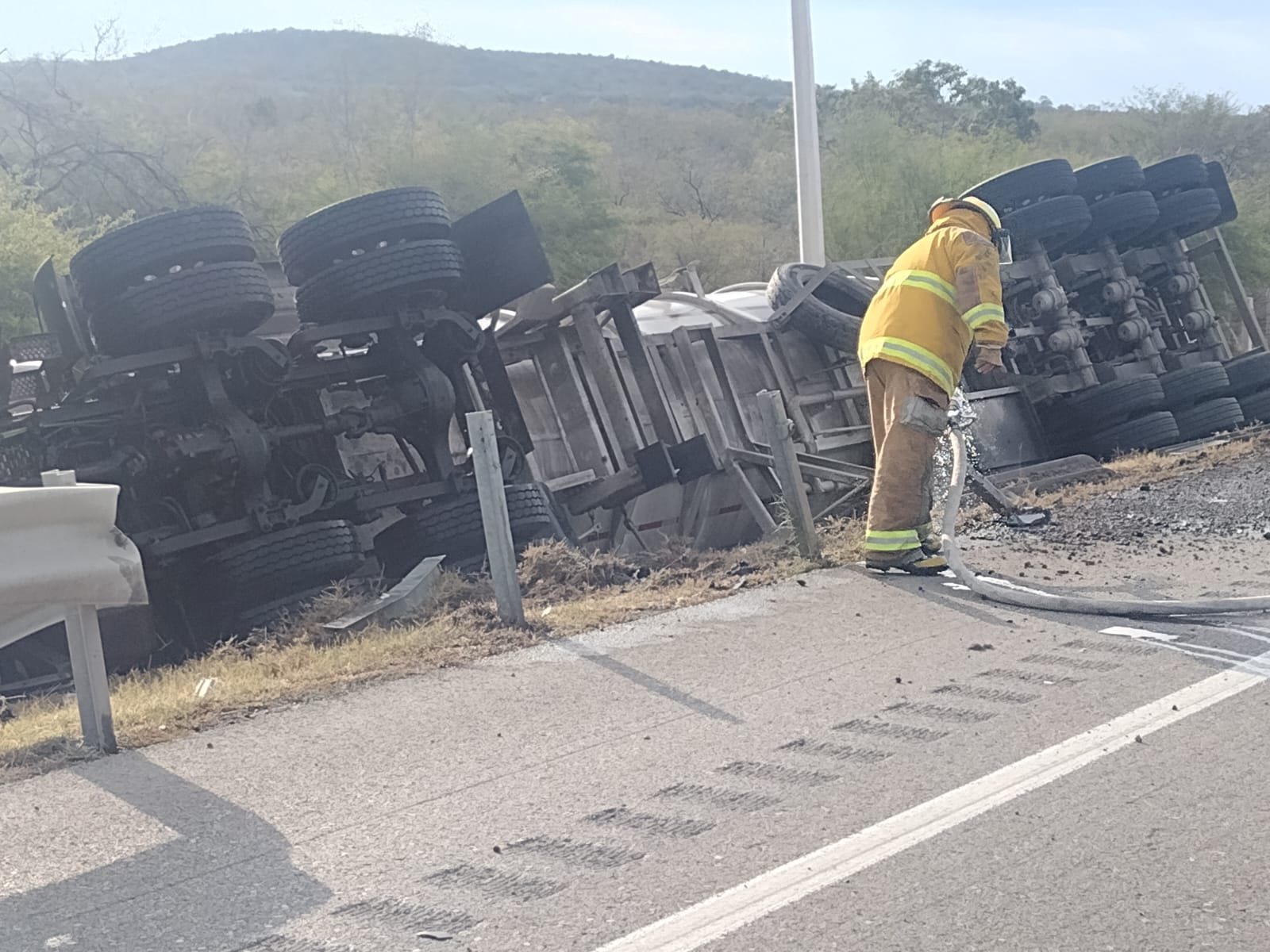 Cierran carretera por derrame de combustible en Llera