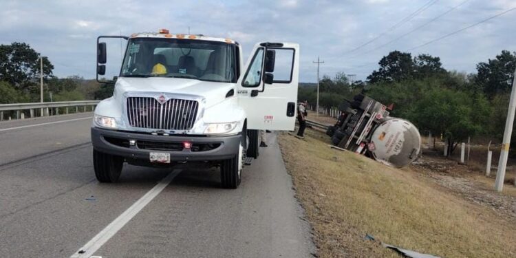 Cierran carretera por derrame de combustible en Llera