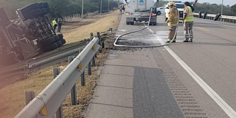 Cierran carretera por derrame de combustible en Llera