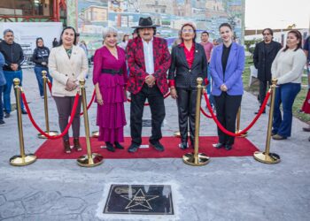 Devela Xavier Passos placa en Paseo de la Fama, en el marco del 198 Aniversario de Matamoros