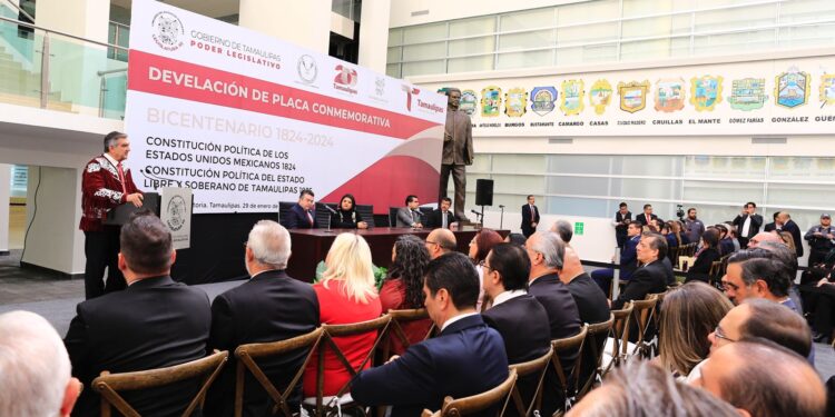 Devela gobernador placa conmemorativa del Bicentenario del Congreso de Tamaulipas